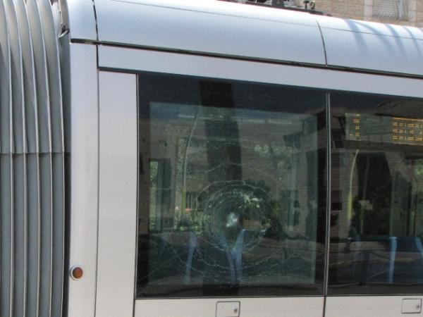 Следы брошенного камня в бронированном окне трамвая в Иерусалиме