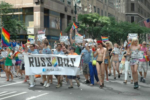 Русскоязычная американская ЛГБТ-группа на гей-параде в Нью-Йорке. 24 июня 2012 г. Фото Владимира Козловского.