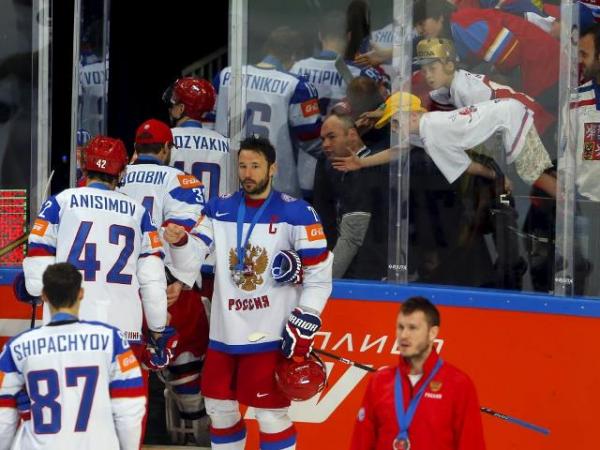 Команда России покидает лед после матча с командой Канады.  Фото: Reuters