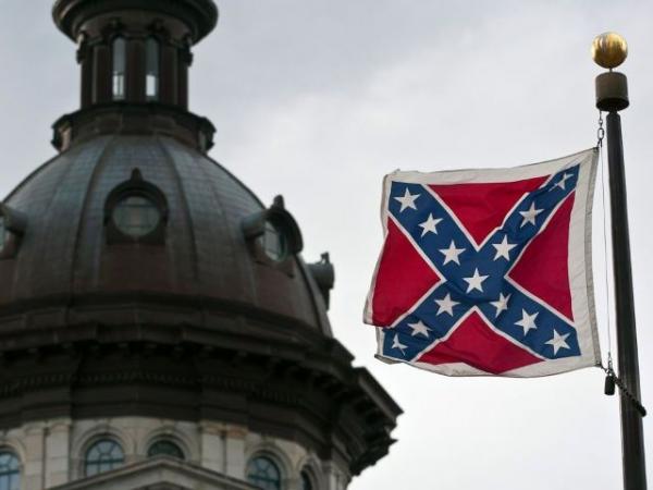Флаг Конфедерации на территории здания правительства штата