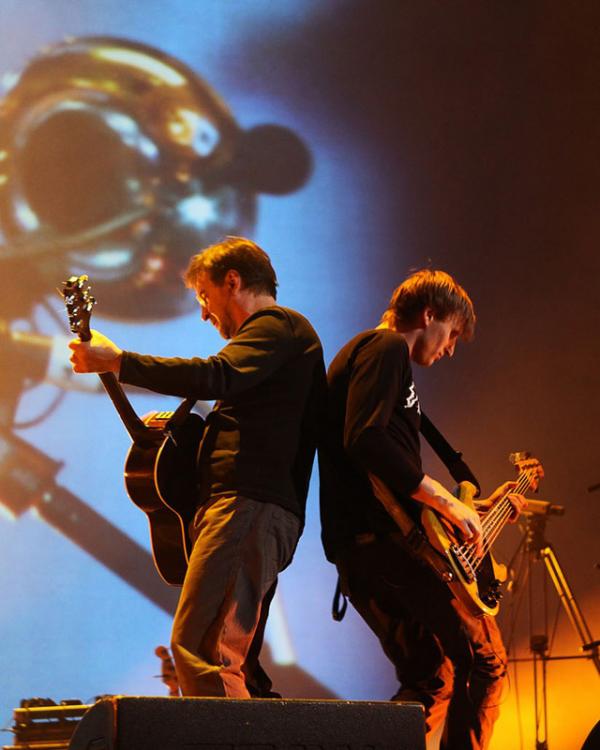 Юрий Шевчук (слева) и басист группы «ДДТ» Роман Невелев в программе «Иначе» на концерте в Нью-Йорке 27 января 2013 г. Photographer: Andrey Fedechko/DDT via Bloomberg