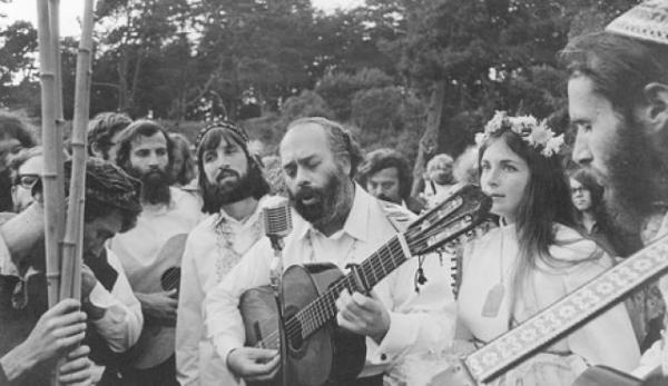 Шломо Карлебах среди своих поклонников. Фото конца 1970-х— начала 1980-х годов из израильской газеты Haaretz.