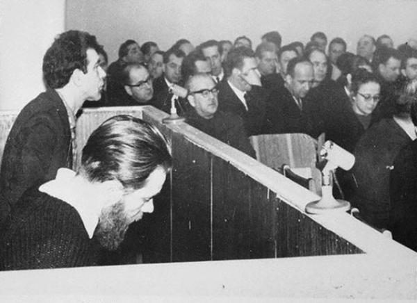 На скамье подсудимых писатели А. Д. Синявский (на переднем плане) и Ю. М. Даниэль. Процесс в Москве проходил с осени 1965 года по февраль 1966 года.