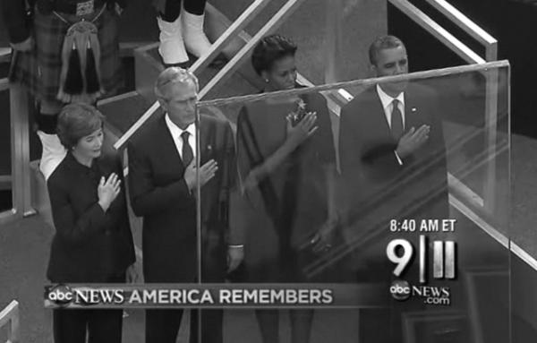 11 сентября 2011 г. Церемония, посвященная 10-летию теракта 9/11, на «Граунд Зиро» в Нью-Йорке.Бруклинский юношеский хор спел национальный гимн, после чего был поднят флаг США. Президент США Барак Обама и его супруга Мишель Обама, бывший президент США Джордж Буш-младший и его супруга Лора Буш во время исполнения гимна. В течение всей церемонии они находились за пуленепробиваемым стеклом. Photo Courtesy ABC News / Seagull Publications