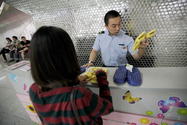 Если вы в пекинском метро потеряли обувь, вам выдадут бесплатные шлепанцы, чтобы вы не ходили босиком... Photo by Zheng Xin / China Daily