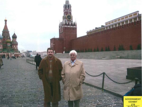 Виктор Бут (слева) и Эндрю Смулян в Москве в январе 2008 года. Снимок был изъят на обыске.