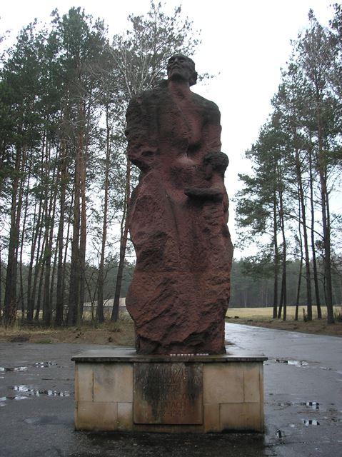 Памятник на месте лагеря смерти Собибор.
