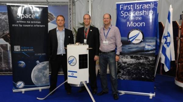 Три основателя израильской компании SpaceIL (слева-направо) Ярив Бэш, Йонатан Вайнтрауб и Кфир Дамари представляют на израильской конфе- ренции по исследованию космоса прототип космического корабля, который будет послан на Луну