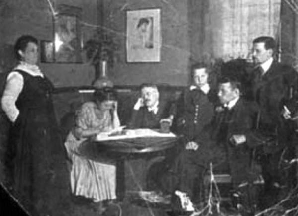 Семья Шпильрейн, слева направо: Ева Марковна, Сабина, Николай Аркадьевич, Эмиль, Ян, Исаак. 