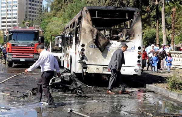 Фото, распространенное государственным сирийским информационным агентством, показывает сгоревший автобус на улицах Дамаска. 29 апреля на оживленном перекрестке по пути следования кортежа премьер-министра Сирии Ваэля аль-Хальки взлетел на воздух заминированный автомобиль. В результате погибли 10 человек, 13 получили ранения. Сгорели несколько машин и 2 автобуса.  Сам глава правительства Сирии, на которого покушались, не пострадал.