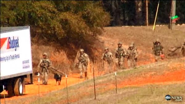 Спецназ готовится к штурму бункера в Мидленд-Сити, штат Алабама,   где ветеран Вьетнамской войны Джимми Дайкс удерживал в заложниках 6-летнего Этана с 28 января по 4 февраля 2013 года 