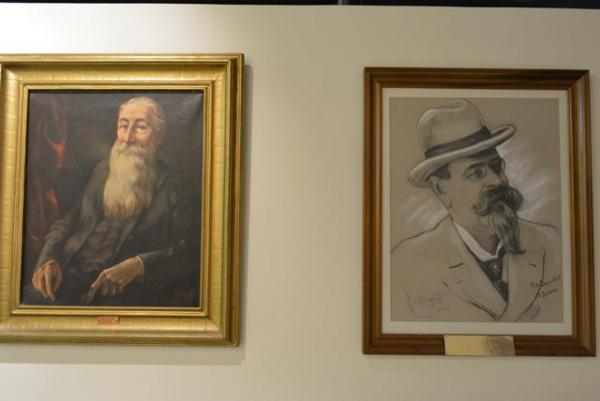 В Музее Санкт-Петербурга портреты отцов-основателей (слева направо) Джон Уильямс и Питер Деменс. 