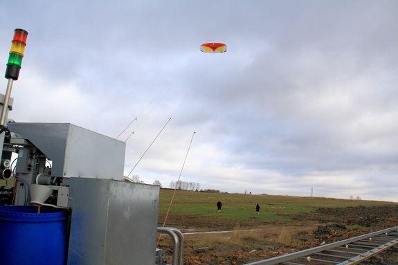Воздушный змей немецкой компании NTS GmbH, движимый ветром, катит по земле тележку, на которой установлены электрогенераторы.