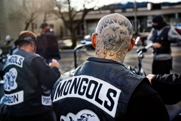 Колоритный член мотоклуба «Монголы» с татуировкой на голове