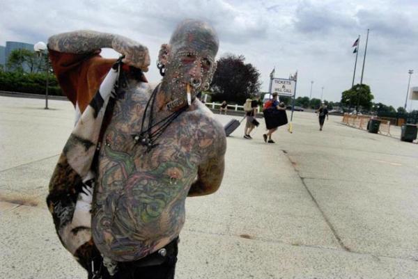 Ходячая реклама мастеров татуировки и персинга — Деннис Ланг, на ярмарке татуировки в Нью-Йорке. Photo Courtesy: NewYorkTattooShow.com