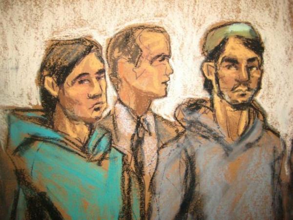 Ахрор Саидахметов (слева) и Абдурасул Журабоев (справа) вместе с судебным переводчиком (центр) в Бруклинском федеральном суде 25-го февраля 2015 г.  Фото: REUTERS/Jane Rosenberg 