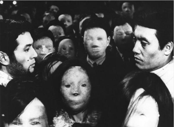 Кадр из фильма 1966 года «Чужое лицо» (The Face of Another) по одноименноому роману Кобо Абэ
