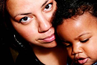 Среди получателей AFDC  — «пособия многодетным семьям» — преобладают одинокие матери с цветной кожей (single mothers of color)