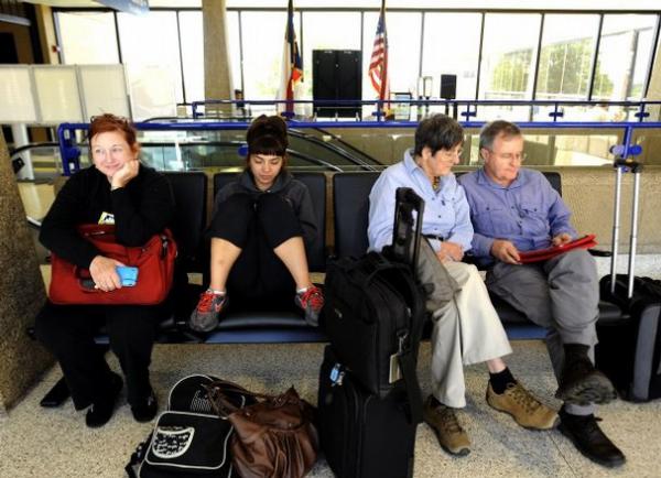Пассажиры, застрявшие в региональном аэропорту в Техасе, занимаются кто чем. Пара справа — читает электронную книгу. Photo Courtesy by Greg Kendall-Ball /  Reporter-News