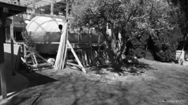 Крис Робинсон намерен завершить строительство своего цунами-защитного судна в 2014 году. На снимке: ковчег во дворе его дома в Пало-Альто.
