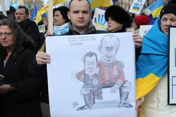 Карикатура на одном из плакатов на демонстрации протеста против российской оккупации Украины в центре Вашингтона. 6 марта 2014 г. Photo by Vitaliy Dubil