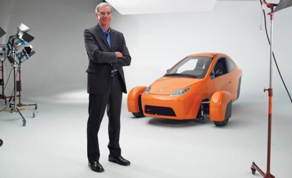 Пол Илио на фоне трехколесного автомобиля Elio Motors