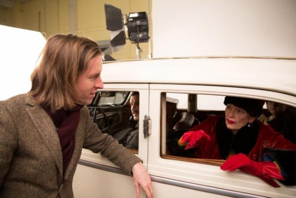 Режиссер Уэс Андерсон в своем фильме Гранд-отель «Будапешт». В роли мадам Д. снялась Тильда Суинтон (в машине).