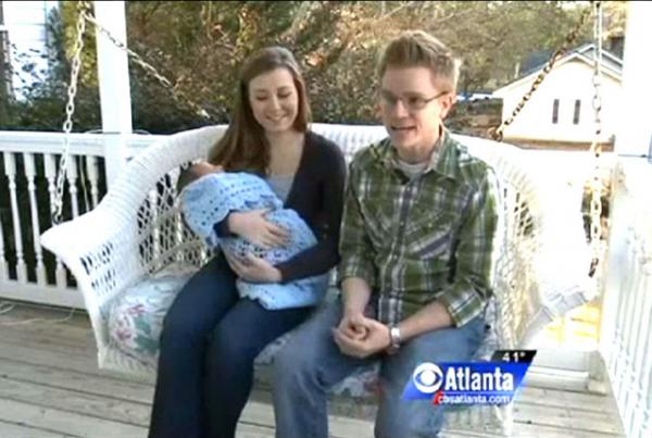 Джозеф и Лилли Смит со своим ребенком во время интервью местному каналу телевидения. Photo Courtesy:   CBSAtlanta / Seagull Publ. 