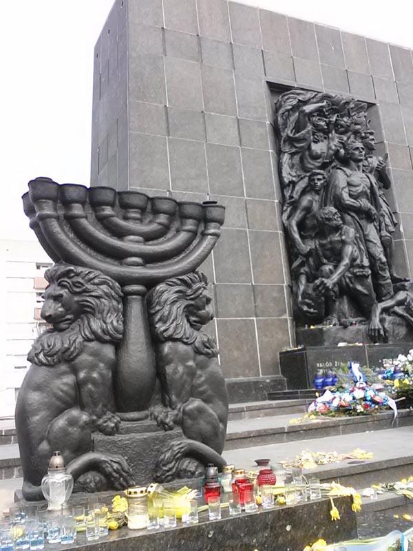 Варшава, 19 апреля 2013 года, годовщина восстания Варшавского гетто.  У мемориала повстанцев множество венков, живых цветов, горящих свечей...