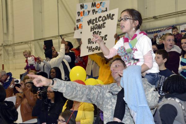  Солдаты 101-й авиационной боевой бригады возвращаются домой, в Форт-Кэмпбелл (штат Кентукки) из Афганистана. В ангаре №3 аэропорта в Форт-Кэмпбелле их встречают члены их семей. 1 марта 2013 года.