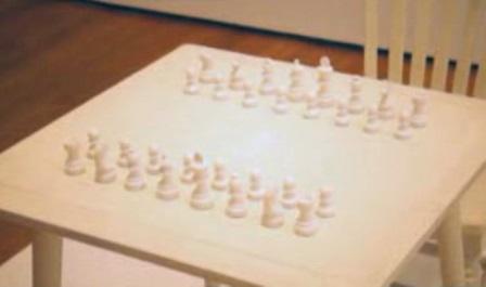 Композиция Йоко Оно "Игра на доверие" ("Белые шахматы").  Фото: А. Сиротин