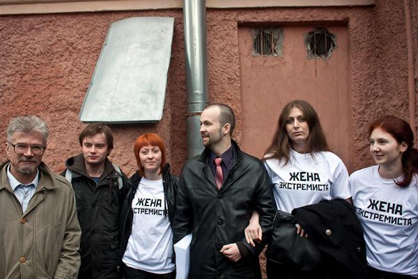 Лидер партии «Другая Россия» Эдуард Лимонов, и группа «жен экстремистов» во дворе суда во время процесса двенадцати в Петербурге. 2012 г.