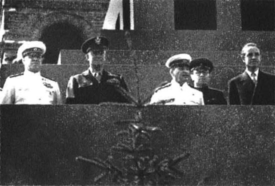 Слева-направо: Маршал Советского Союза Г. К. Жуков, генерал Д. Эйзенхауэр, И. В. Сталин, генерал армии А. И. Антонов, посол США в СССР А. Гарриман на трибуне мавзолея. 12 августа 1945 г.