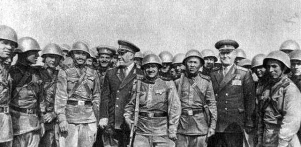 Маршалы Советского Союза Г. К. Жуков (слева) и И. С. Конев (справа) среди артиллеристов