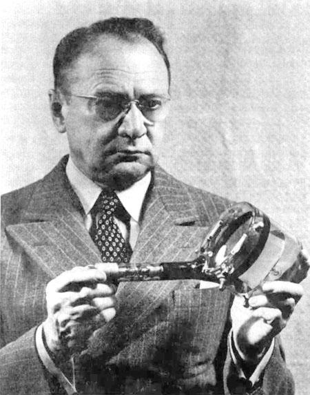Владимир Зворыкин со своим изобретением — иконоскопом, предтечей современных телекамер